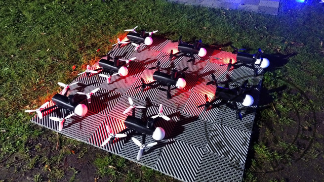 lentopostifi's tweet photo. FlyBy Guys toteutti dronevaloshown Helsingin yllä - 400 dronea esitti vaihtuvia kuvioita yötaivaalla https://t.co/y5385oKmU3 #FlyByGuys #drone #UAV #Helsinki #ilmailu #avgeek https://t.co/SNpTUuQWM4
