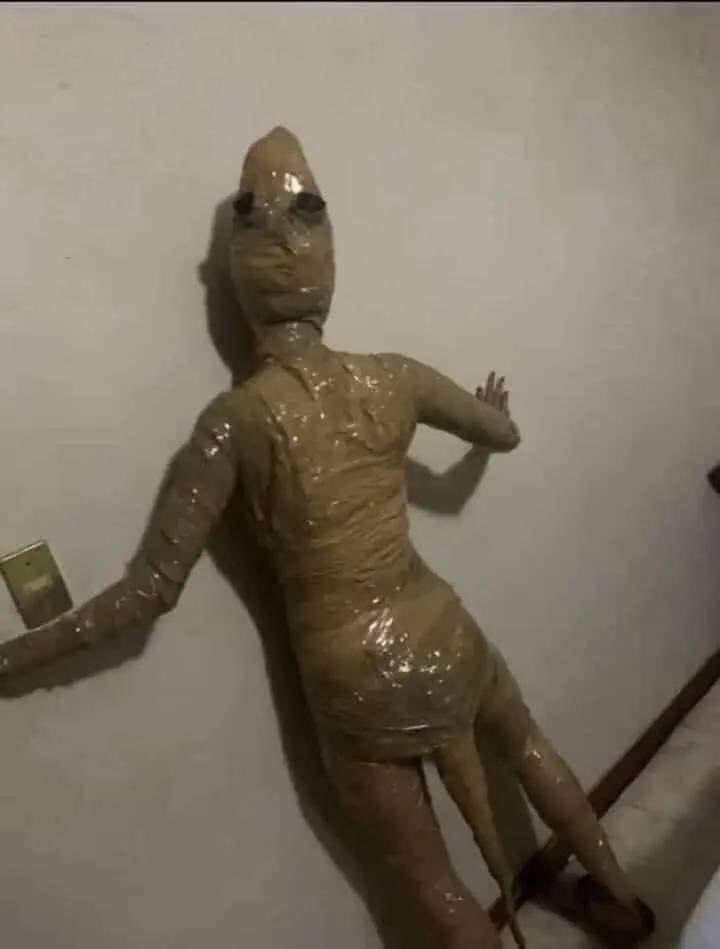 *a festa fantasia foi cancelada*
Eu: