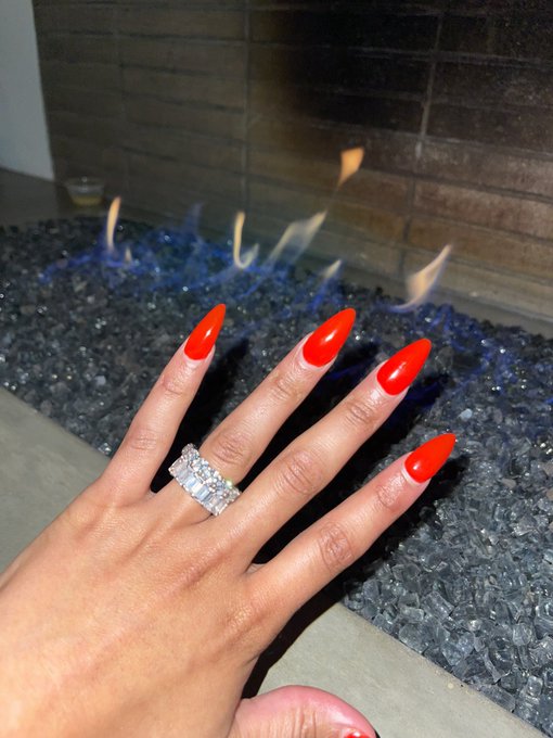 No I&rsquo;m not engaged lol but my homegirl just icedd me the fuck out 🥹❤️💎 https://t.co/rN5xfjTS31<a href="/tag/curlyhairexperts"class="tags"><span>#curlyhairexperts</span></a>