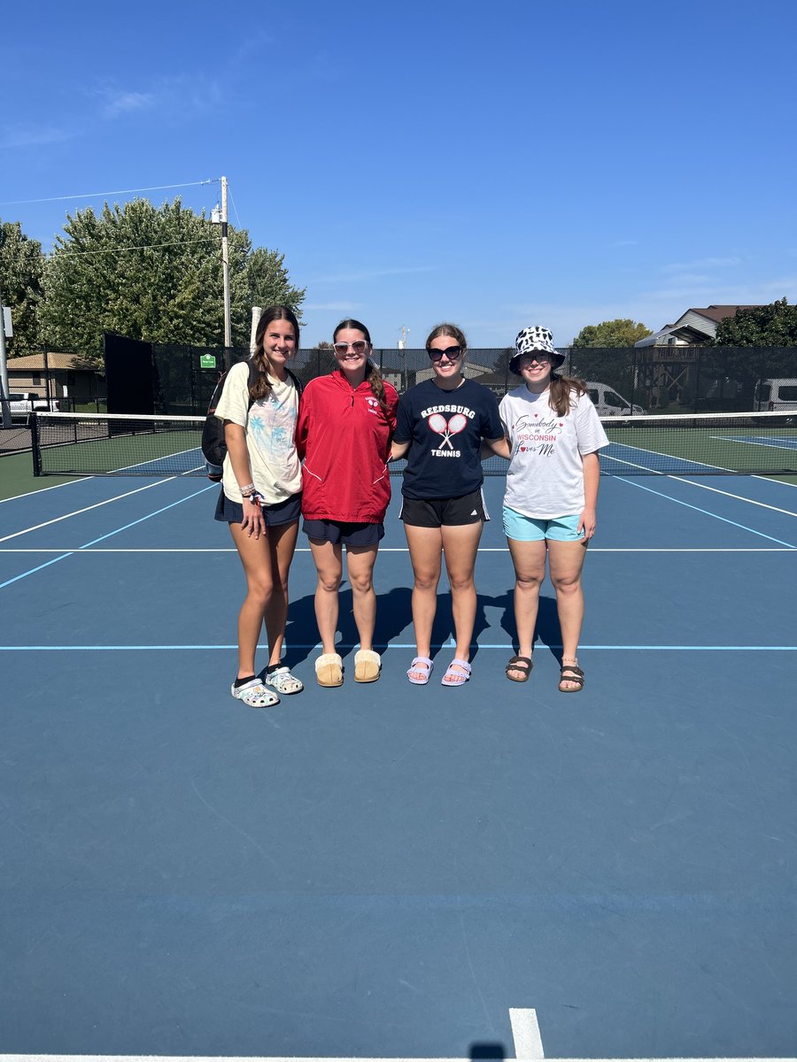 👏👏Congratulations to our tennis sectional qualifiers!

🌠Maddy Casey- #1 singles
🌠Margaret Bass and Sarah Schaeffer- #1 doubles
🌠Gretchen Rockweiler- #4 singles

Sectionals will be held at the Nielsen Center in Madison on Wednesday.🎾

#ReedsburgPride