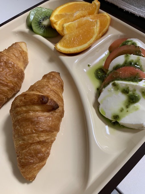 おはようございます☀
今日もルゼが朝食を作ってくれました🥐🍲