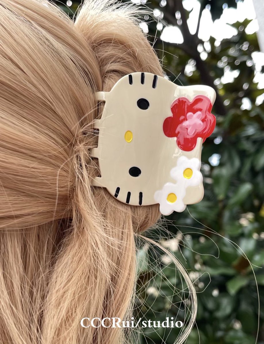 piinkimi_'s tweet photo. hello kitty hair claw clip https://t.co/rvMB9Aa9GG