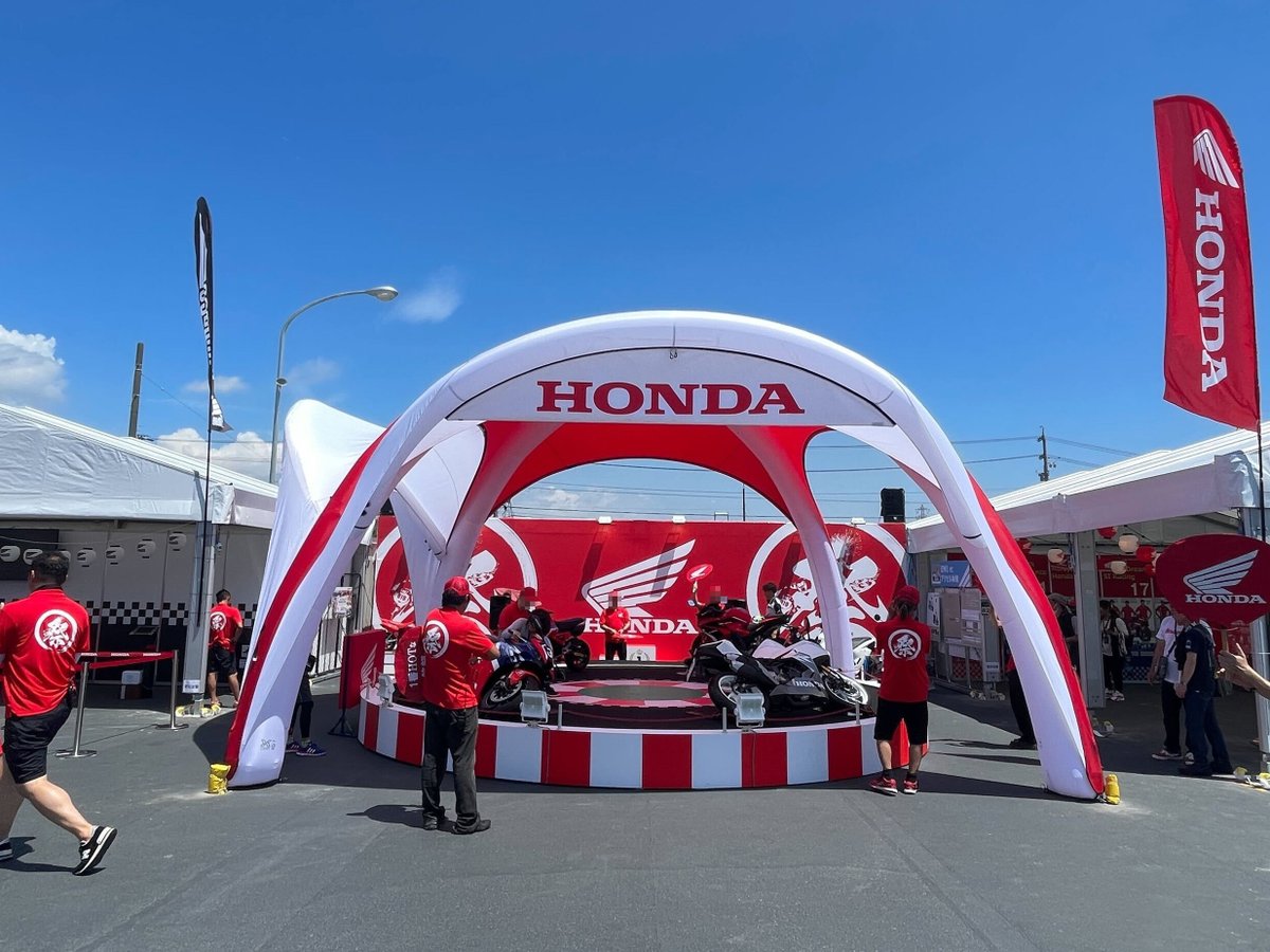 ShinanoTent's tweet photo. #HONDA(ホンダ)の2輪営業を総合的に行う、#ホンダモーターサイクルジャパン 様にイベント用エアーテント #XGLOO を製作させていただきました。
こちらのお写真は、「 #鈴鹿8時間耐久ロードレース 」でのご使用写真です。 https://t.co/FO6VU6EQbz