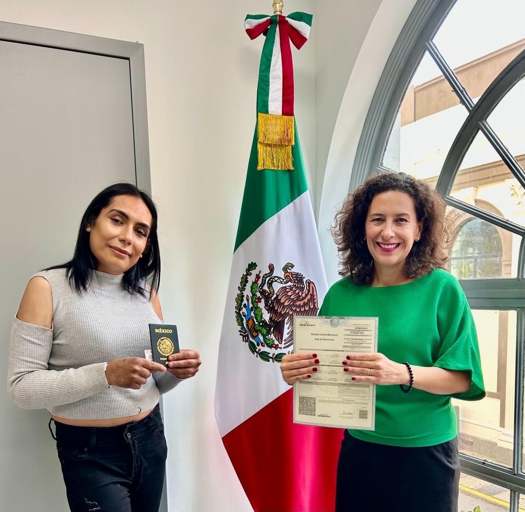 Hoy nos dio mucho gusto emitir la primera acta por reconocimiento de identidad de género a Lorena, quien también tramitó su pasaporte y matrícula consular  🇲🇽 🏳️‍⚧️.

Recuerda que la red consular de #México es una #ZonaSegura 🏳️‍🌈