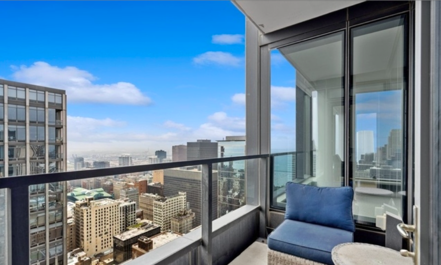 RealtyDowntown's tweet photo. Just Listed by Quentin Green
Spectacular corner unit (South, East and West exposures) with amazing views of Lake Michigan, Millennium Park and the City skyline!
#justlisted #chicagorealestate #forsale #chicagoagent #chicagorealtor https://t.co/uPvemT2u74