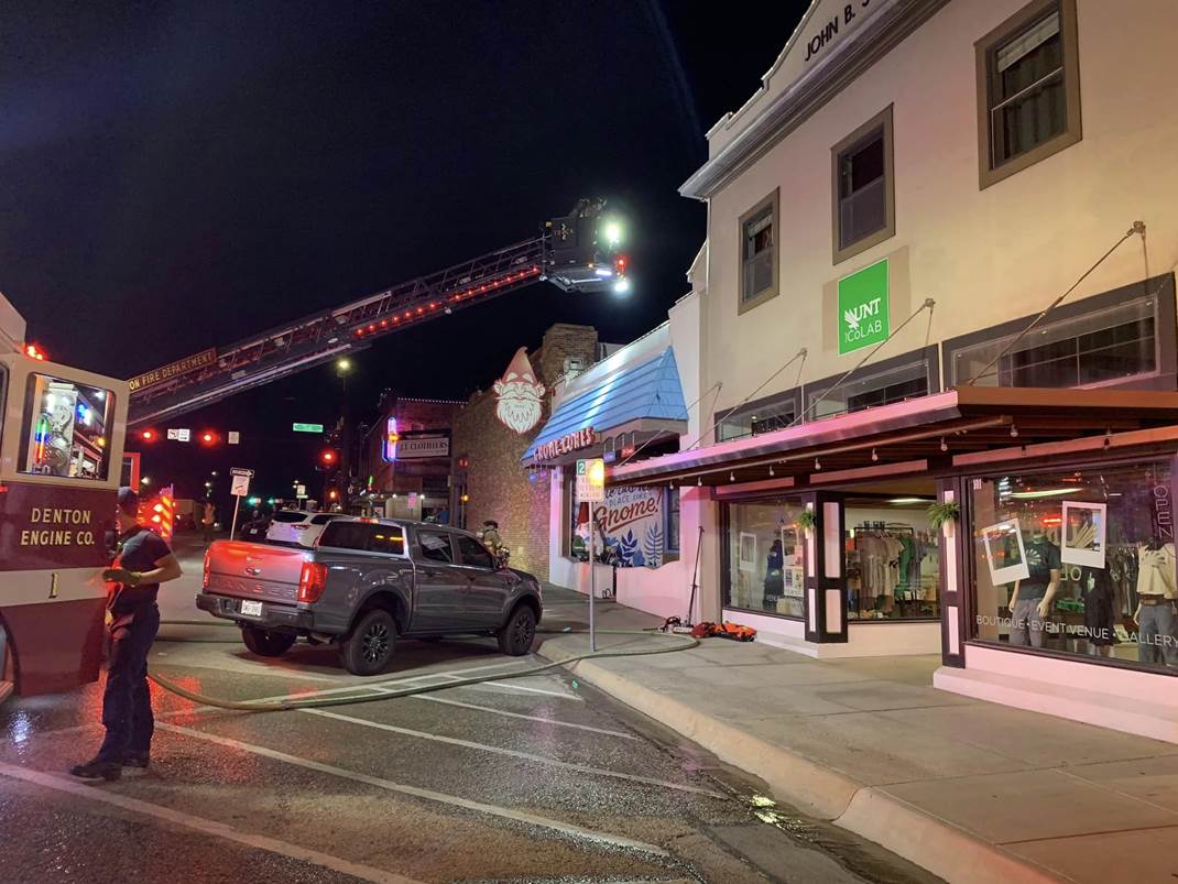 SiddonsMartin's tweet photo. Photos of Denton Fire Department's UNT-themed "Mean Green" pumper (Engine 3) and Truck 1 working a structure fire on the downtown square last night. These two are the newest Pierce apparatus in Denton's fleet. Great work! #PierceOnScene #PiercePerformance #PierceFleet https://t.co/RIdHnBiG14