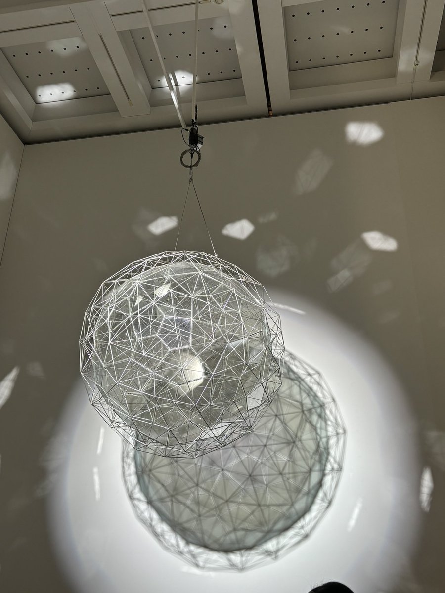 nyuuui_design's tweet photo. 滑り込みでテート光の美術展行ってきた。
光を崇高の対象としたり、忠実に再現しようとしたり、色との関係に着目したり…
時代や人によって捉え方が異なっていて面白かった〜！ https://t.co/6cDfElyw02