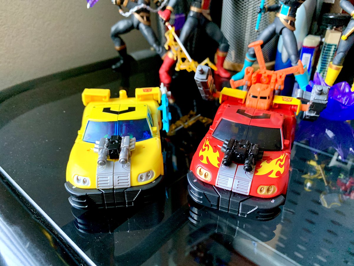 bigpurrrXXX's tweet image. Legacy &amp;amp; legacy evolution powerlinx hot shot w/ jolt comparison. Apparently evolution sports a different face sculpt but it’s hard to see with all the silver paint applied

#transformers
#transformersarmada