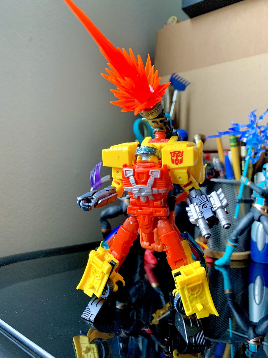 bigpurrrXXX's tweet image. Legacy &amp;amp; legacy evolution powerlinx hot shot w/ jolt comparison. Apparently evolution sports a different face sculpt but it’s hard to see with all the silver paint applied

#transformers
#transformersarmada