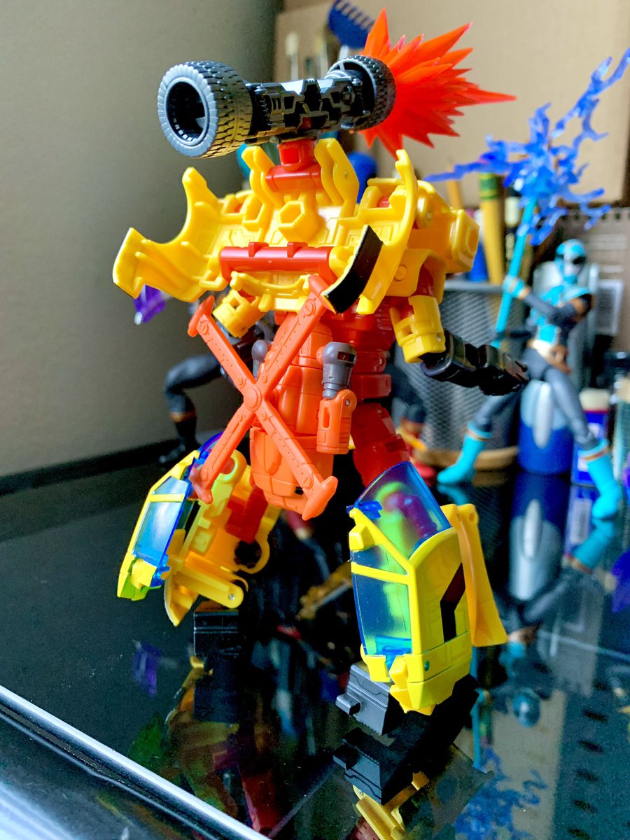 bigpurrrXXX's tweet image. Legacy &amp;amp; legacy evolution powerlinx hot shot w/ jolt comparison. Apparently evolution sports a different face sculpt but it’s hard to see with all the silver paint applied

#transformers
#transformersarmada