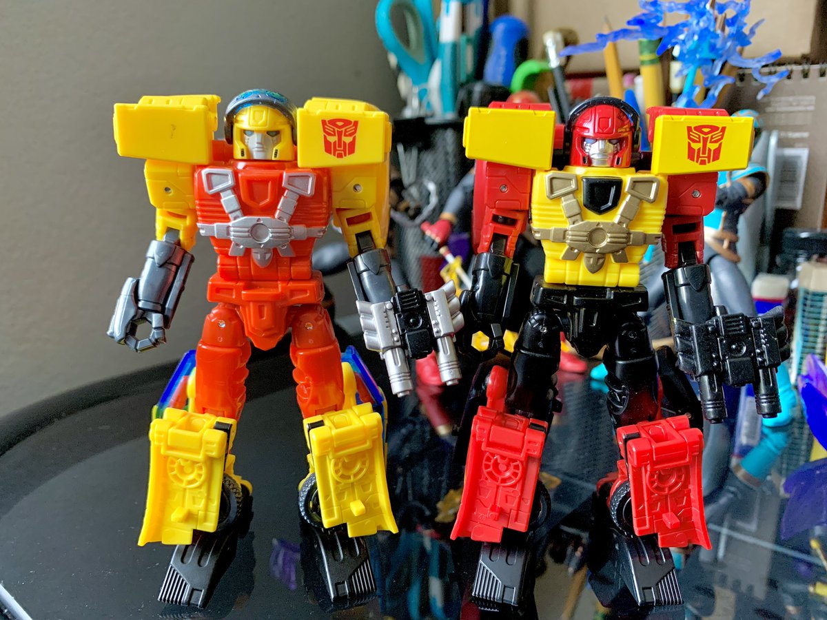 bigpurrrXXX's tweet image. Legacy &amp;amp; legacy evolution powerlinx hot shot w/ jolt comparison. Apparently evolution sports a different face sculpt but it’s hard to see with all the silver paint applied

#transformers
#transformersarmada