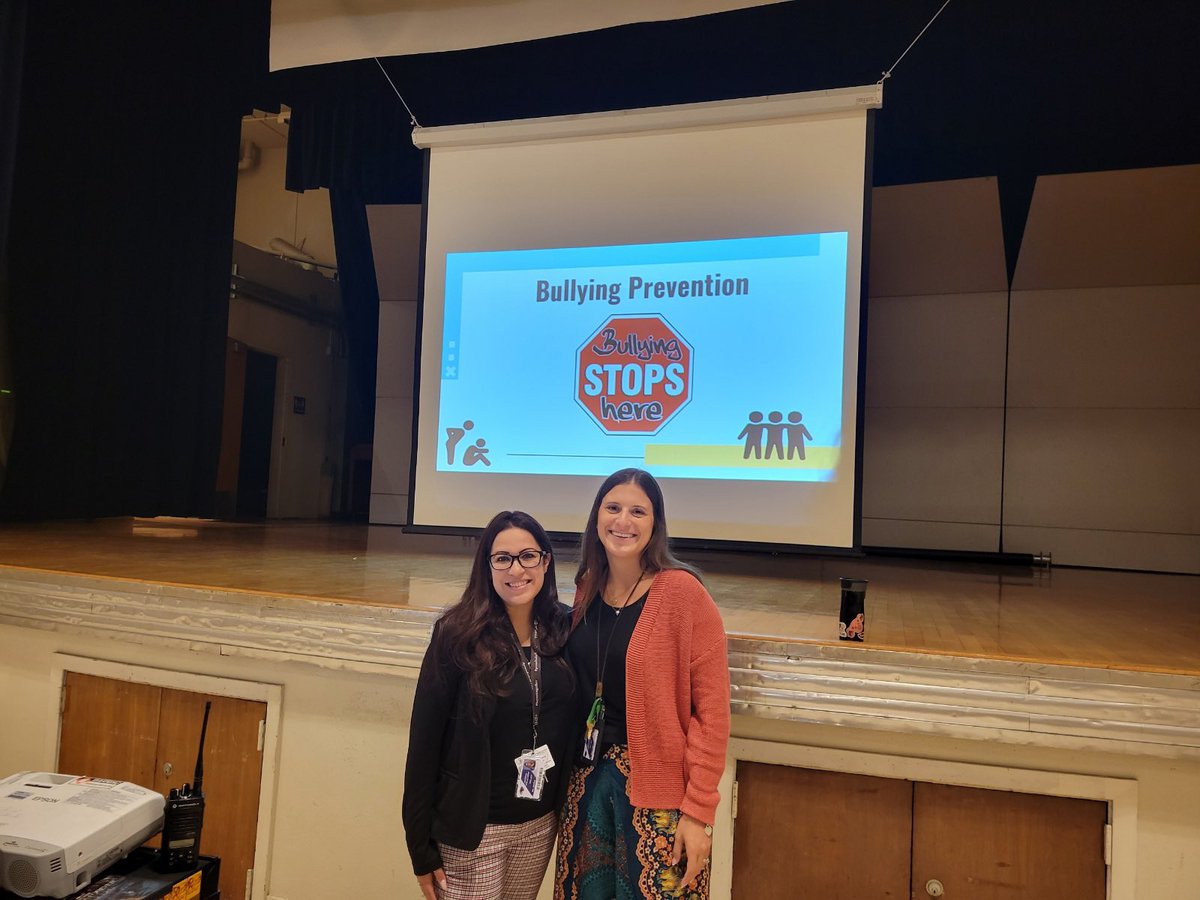 JeanetteSowa's tweet photo. Our Wellness Center Social Worker, Mrs. Jessica and I kicked off National Bullying Prevention Month by presenting a wellness lesson to PE classes and getting everyone excited about Unity Day! @LindberghStemLB #ProudtobeLBUSD #TogetherWeRise https://t.co/uOqA6JJ4bJ