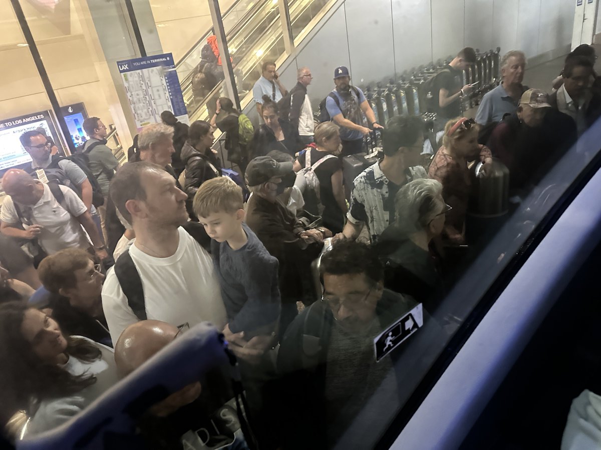 InNOutSean's tweet photo. @HCKYJOC No one is getting on a @flyLAXairport FlyAway anytime soon. https://t.co/E4BhPkAvIb
