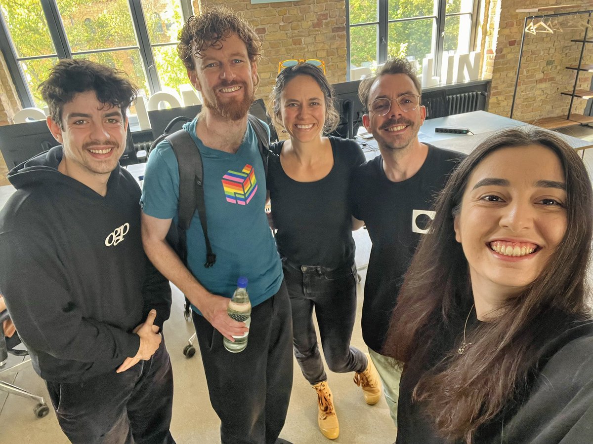 We had very special guests today at the #BerlinBuildStation 🏗

Thank you <a href="/david1casey/">David Casey</a> and <a href="/regensolarpunk/">Sara Johnstone</a> for visiting us! 🙏

Learned a lot from our conversations❤️