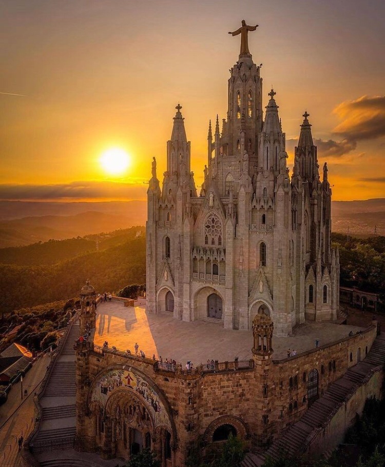 Connors6Ellen's tweet photo. Students, come join the dream team!  Join Mrs. Grillo and I next Sumner to Spain and Portugal!  Explore the beautiful cities of Barcelona, Madrid, Lisbon and so many more!  Enrollment is open and space is limited!#wanderlust #travel#Spain #Portugal 
https://t.co/pIo6tsoUJN https://t.co/ojxcfBg76S