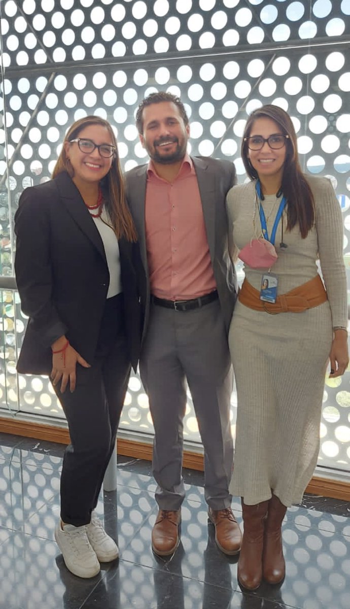 EcuaNews_593's tweet photo. Los famosos lentes de Lu, los usa desde que es Asambleísta. 

Acepten la derrota en el debate y no se inventen cada cosa, mis Nobitas Morenos. https://t.co/YiRce8dWnI