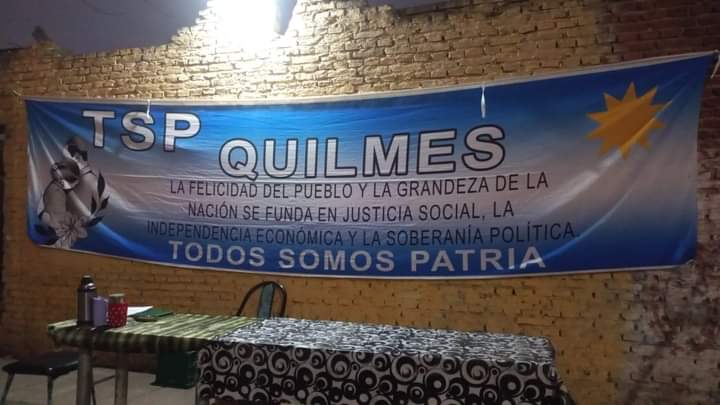 Tsomospatria's tweet photo. #Quilmes☀️🇦🇷 
👉En el Comedor Comunitario TSP ☀️🇦🇷 #SeaDondeSeaPeroConUstedes 
#ClaudiaArias(responsable del Comedor) junto a su equipo de trabajo elaboraron un exquisito guiso de lentejas para las familias de la zona.
Gran jornada solidaria, TMB realizaron roperito comunitario https://t.co/1iGXU7SiJn