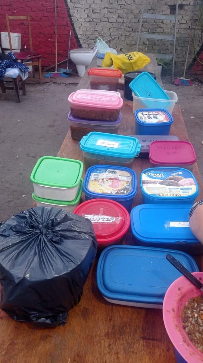 Tsomospatria's tweet photo. #Quilmes☀️🇦🇷 
👉En el Comedor Comunitario TSP ☀️🇦🇷 #SeaDondeSeaPeroConUstedes 
#ClaudiaArias(responsable del Comedor) junto a su equipo de trabajo elaboraron un exquisito guiso de lentejas para las familias de la zona.
Gran jornada solidaria, TMB realizaron roperito comunitario https://t.co/1iGXU7SiJn