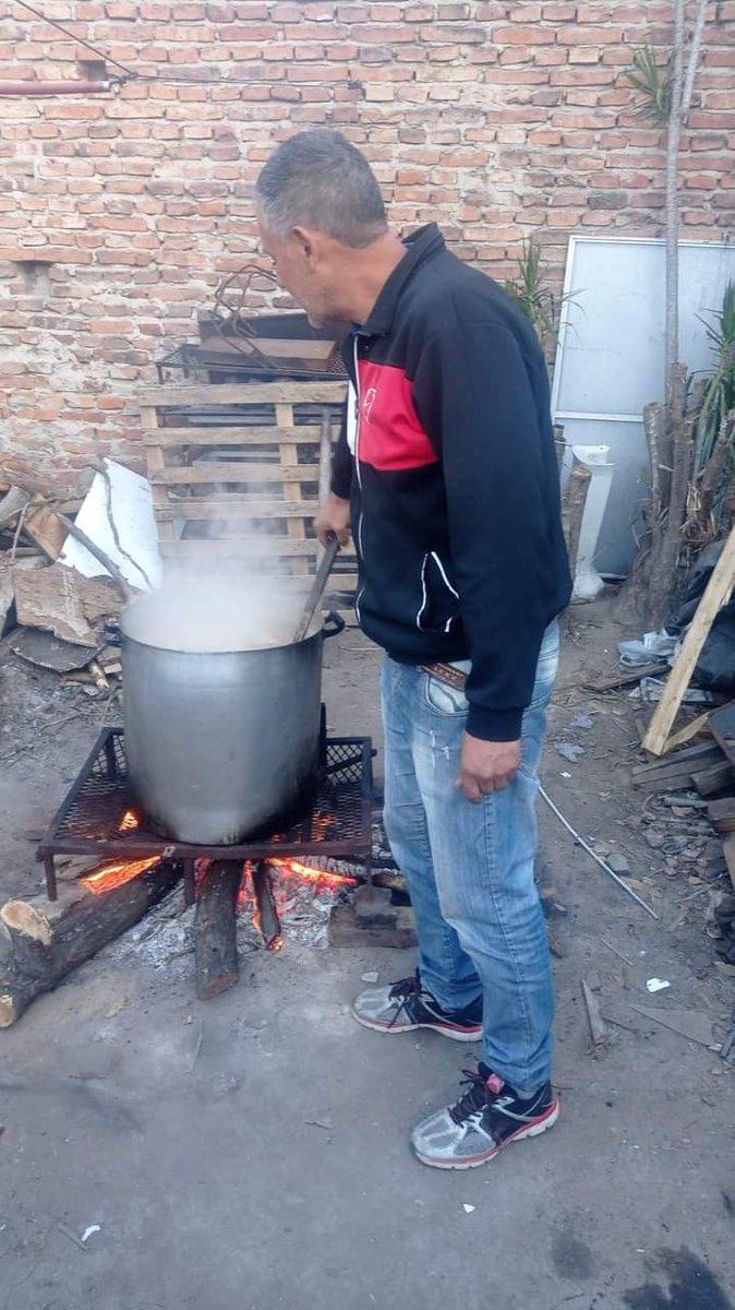 Tsomospatria's tweet photo. #Quilmes☀️🇦🇷 
👉En el Comedor Comunitario TSP ☀️🇦🇷 #SeaDondeSeaPeroConUstedes 
#ClaudiaArias(responsable del Comedor) junto a su equipo de trabajo elaboraron un exquisito guiso de lentejas para las familias de la zona.
Gran jornada solidaria, TMB realizaron roperito comunitario https://t.co/1iGXU7SiJn