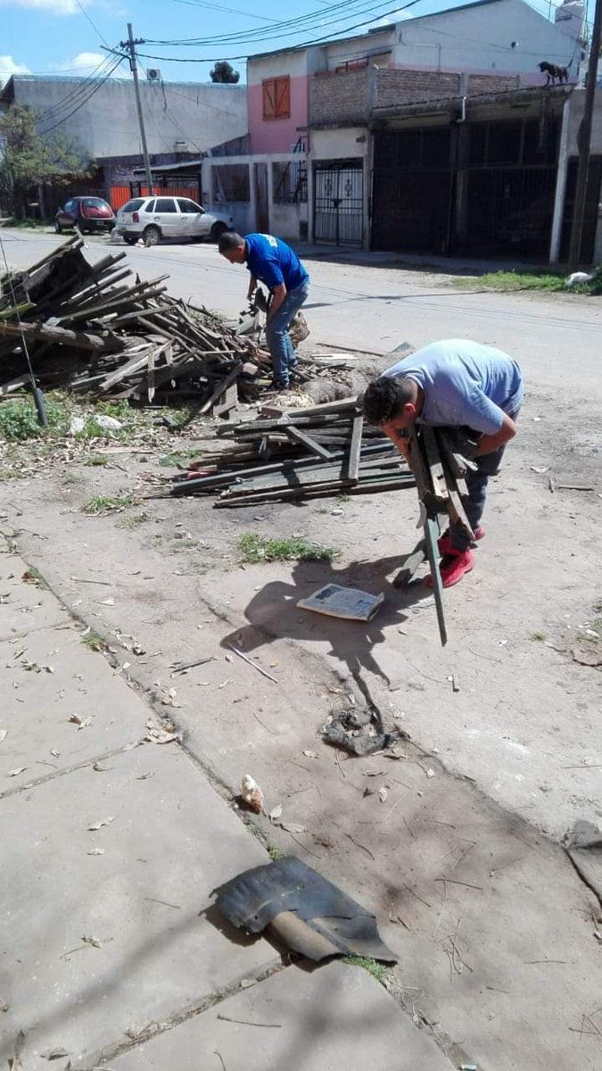 Tsomospatria's tweet photo. #Quilmes☀️🇦🇷 
👉En el Comedor Comunitario TSP ☀️🇦🇷 #SeaDondeSeaPeroConUstedes 
#ClaudiaArias(responsable del Comedor) junto a su equipo de trabajo elaboraron un exquisito guiso de lentejas para las familias de la zona.
Gran jornada solidaria, TMB realizaron roperito comunitario https://t.co/1iGXU7SiJn