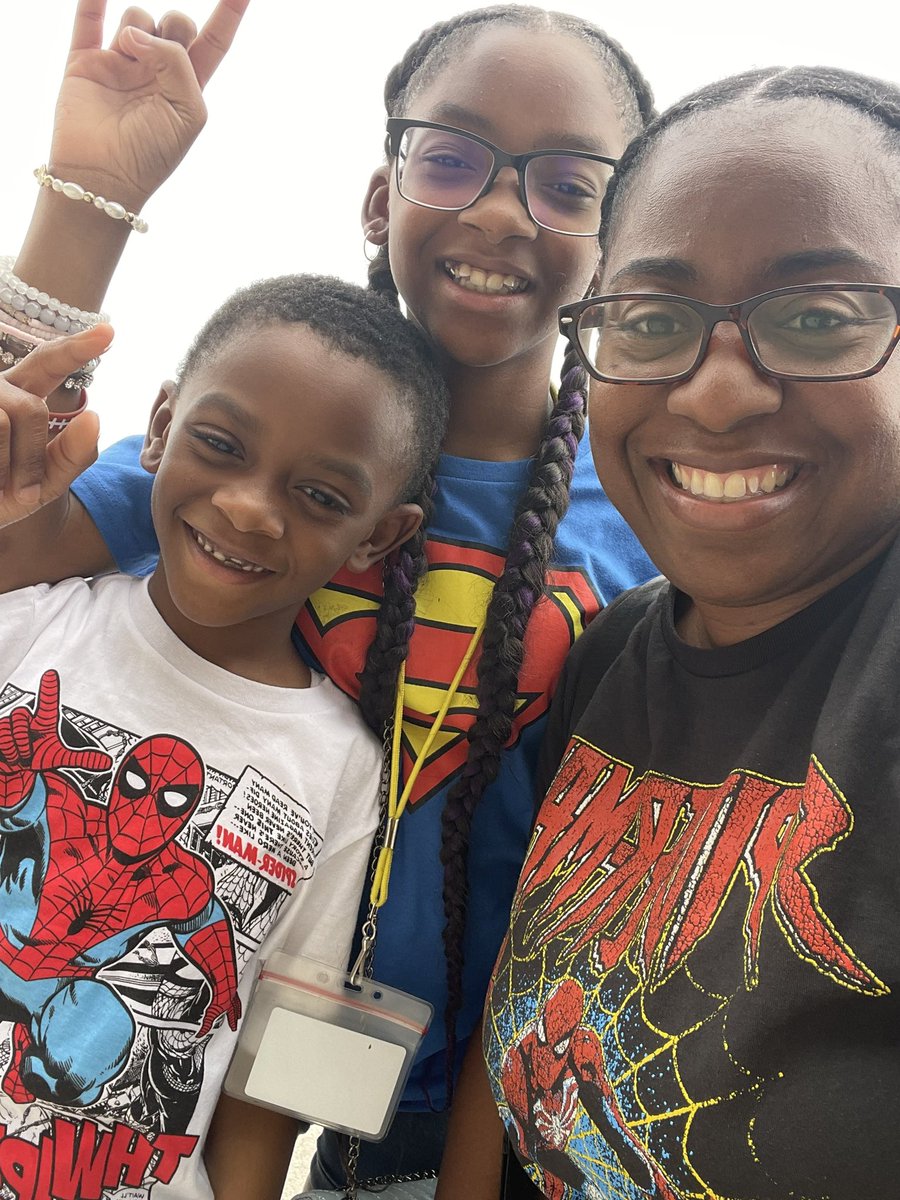 Dbeecham00's tweet photo. @cedarhillisd @plummer_strong It’s Homecoming Week! #CHHomecoming We’re all superheroes❤️🖤🤘🏾 https://t.co/fkuzaENUCI