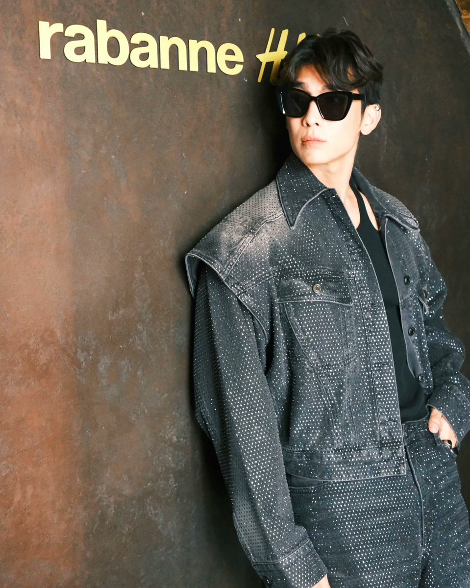 VogueThailand's tweet photo. ประกาศแล้ว! @hm x @PacoRabanne คอลเล็กชั่นคอลลาบอเรชั่นแห่งปีกับแฟชั่นเฮาส์ชื่อดัง พร้อมวางขาย 9 พฤศจิกายนนี้  @MSuppasit ยังได้เข้าร่วมงานเปิดตัวคอลเล็กชั่นคอลลาบอเรชั่นสุดพิเศษในครั้ง ณ กรุงปารีส ประเทศฝรั่งเศส อีกด้วย  #RabanneHM #MewSuppasit #มิวศุภศิษฏ์ https://t.co/zfwC9AKDBy