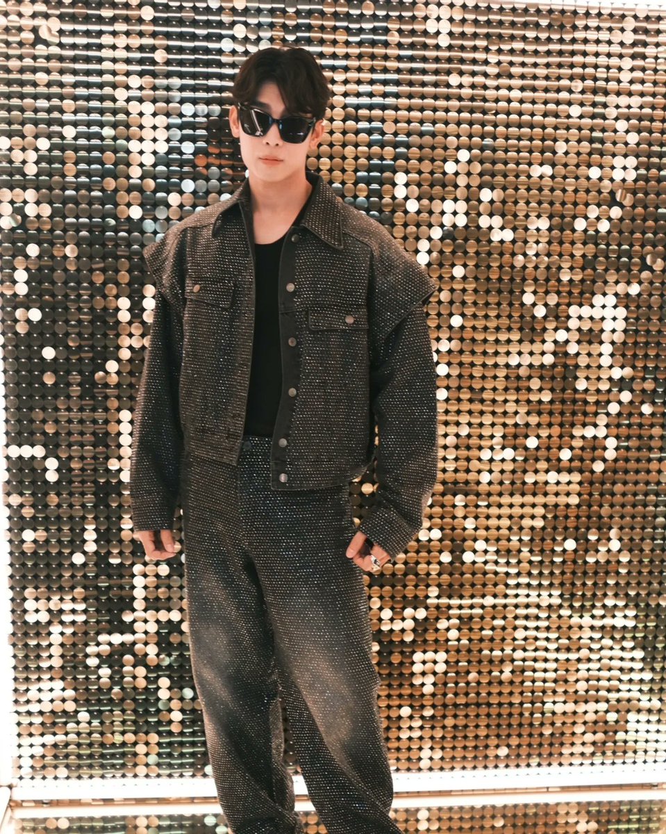 VogueThailand's tweet photo. ประกาศแล้ว! @hm x @PacoRabanne คอลเล็กชั่นคอลลาบอเรชั่นแห่งปีกับแฟชั่นเฮาส์ชื่อดัง พร้อมวางขาย 9 พฤศจิกายนนี้  @MSuppasit ยังได้เข้าร่วมงานเปิดตัวคอลเล็กชั่นคอลลาบอเรชั่นสุดพิเศษในครั้ง ณ กรุงปารีส ประเทศฝรั่งเศส อีกด้วย  #RabanneHM #MewSuppasit #มิวศุภศิษฏ์ https://t.co/zfwC9AKDBy