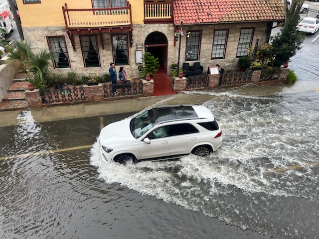 CityStAug's tweet photo. REMINDER: Don't leave a wake! #DontBeThatGuy by driving through standing water. The movement from your vehicle causes a wake, which pushes water further into your neighbor's homes and local businesses, and damages their property.
#CityStAug #StAugustineFL #STALocal https://t.co/vduQyZ9yvI