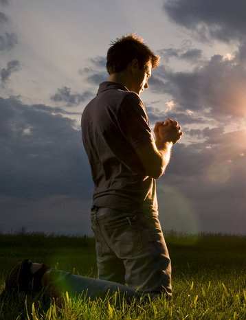 Oración para pedir por las persona que se quieren suicidar:

Padre bueno, autor y conservador de la vida, te rogamos que ilumines con el amor y sabiduría de Tu Espíritu a todos aquellos que sienten la tentación de suicidarse por el motivo que sea; ... 👇