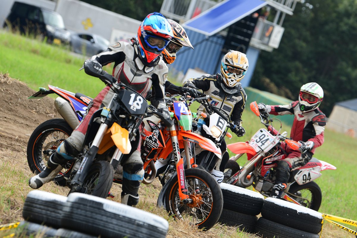 rinhima2's tweet photo. 決勝だけでも走れてほんとに良かったけど下手が練習走行とTAすっ飛ばしてぶっつけ決勝はやっぱり悲惨よ。写真がかっこいいので癒されます🥰marumusiさんありがと。
#四国モタードフェスタ 
#神戸スポーツサーキット
#HSKY
#RSナマケモノ
#グリーンモンスター
#プロショップ大井
#DトラッカーX https://t.co/lgMQNULaQi
