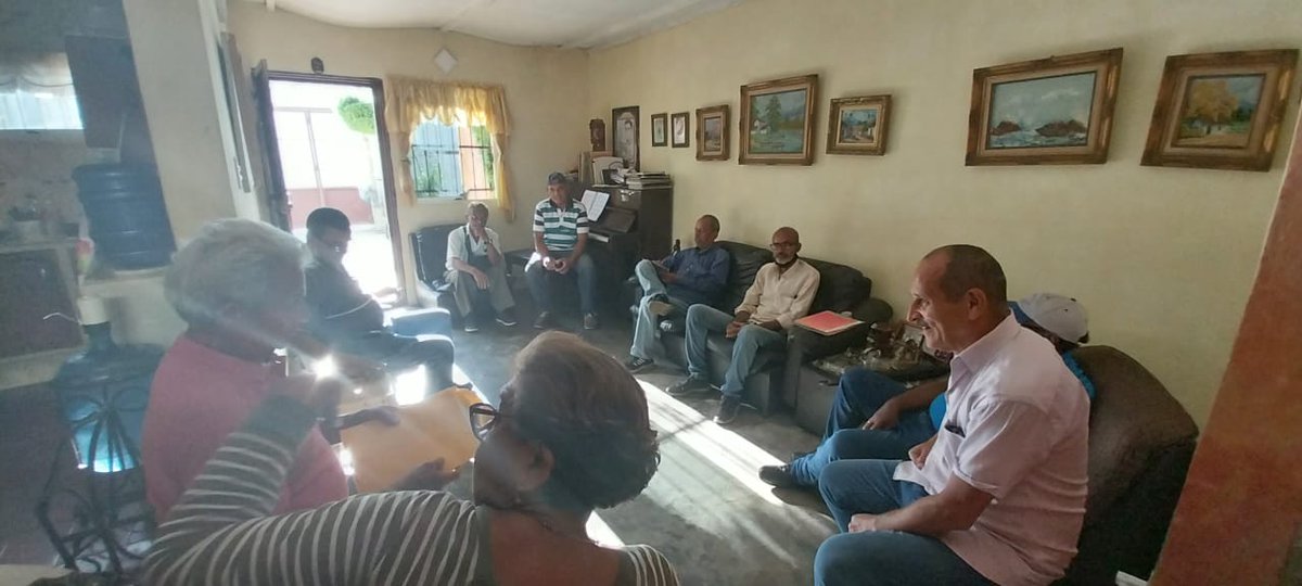 JuvenCEMValmVal's tweet photo. Comprometido con la estructura del @CEMValmoreRVale donde día a día se aprende con un equipo de primera que apuestan al rescate de la institucionalidad con el Líder y próximo Presidente de Venezuela Compañero @prospericarlos.
Hoy en reunión del CEM Valmore Rodríguez Valencia. https://t.co/EtDkBidlXK