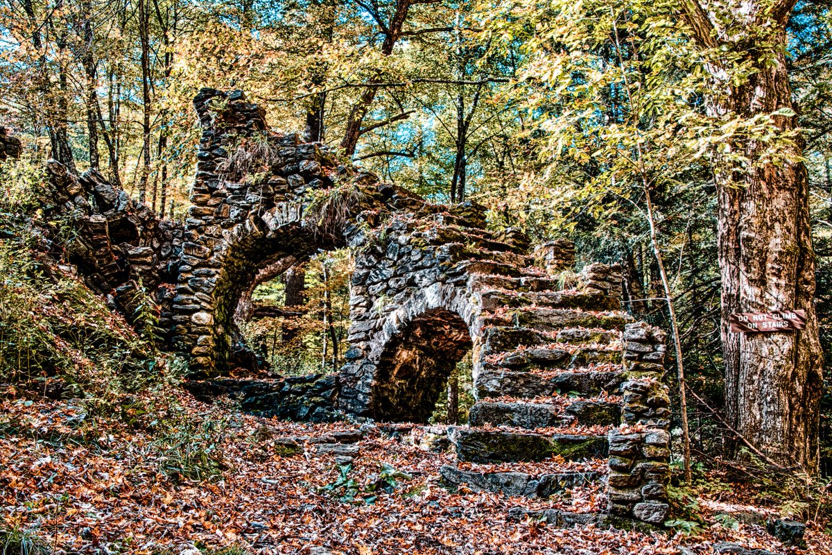 New Hampshire ruins
#365photodgraphy2023, #potd2023, #photoaday, #everydayphotographer, #photooftheday, #pad2023-275, #ruins, #madamesherricastle, #stepstonowhere, #fall, #autumn, #mutedcolors, #ruralruins