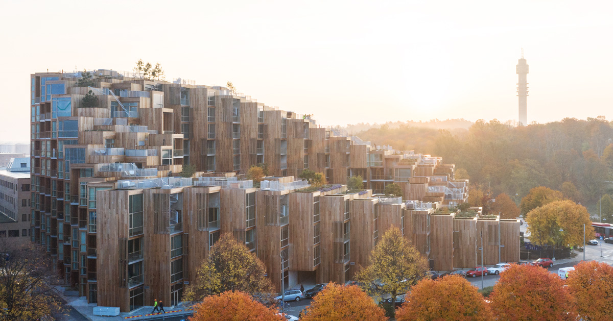 Cobylefko's tweet photo. We can build mid-rise apartment buildings extraordinarily well if we're considerate in how we design them.

There are 170 apartments in this Stockholm project oriented around a courtyard, with the structure gradually rising from 2 stories in the front to more than 10 at the back https://t.co/q6G42S964W