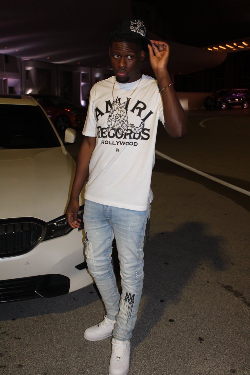 Vintz5k's tweet photo. Certain shit I'm not fascinated with, I can't fake this shit. My legs made for a money run, I can't chase a bitch 💰🏃🏾 https://t.co/qHBCcdaZy5