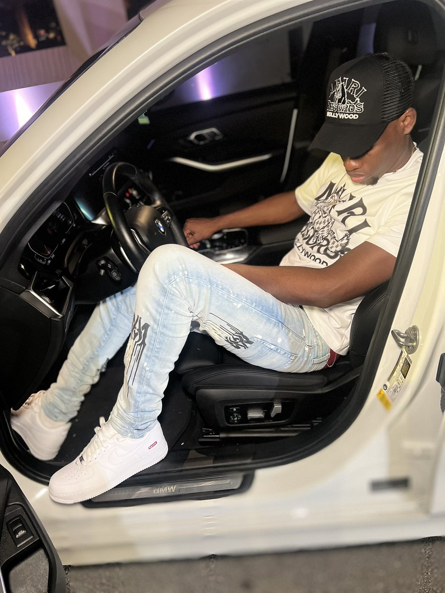 Vintz5k's tweet photo. Certain shit I'm not fascinated with, I can't fake this shit. My legs made for a money run, I can't chase a bitch 💰🏃🏾 https://t.co/qHBCcdaZy5