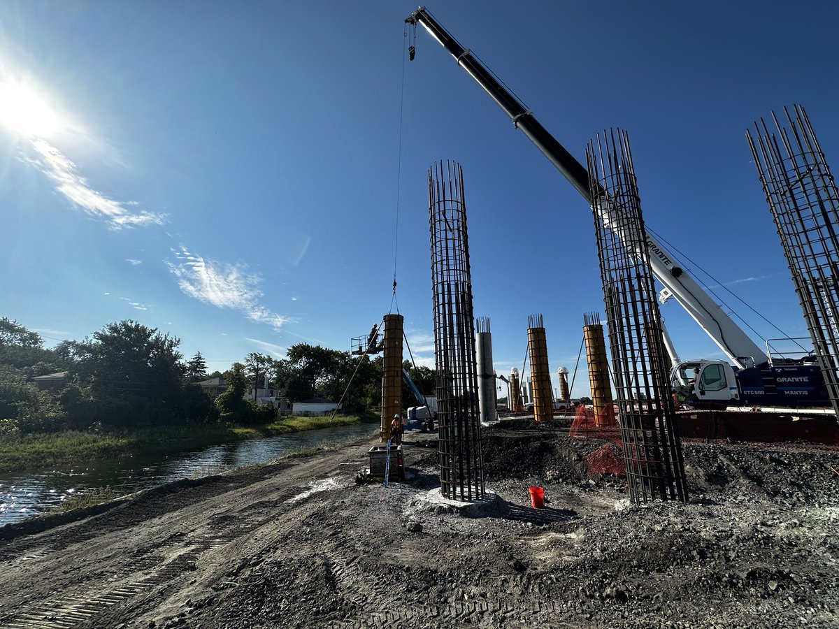 MidAmCarpenters's tweet image. Mid-America Carpenters with Granite Construction are framing piers for a rail flyover bridge. 
This project will eliminate the most congested rail chokepoint in the Chicago Terminal, Belt Junction, where 30 Metra and 90 freight trains cross each other’s paths every day. #MACRC