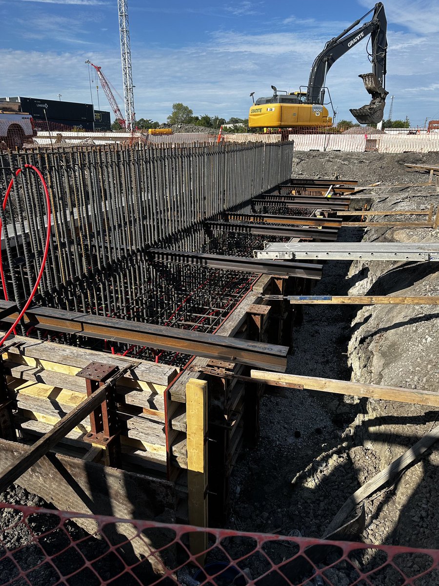 MidAmCarpenters's tweet image. Mid-America Carpenters with Granite Construction are framing piers for a rail flyover bridge. 
This project will eliminate the most congested rail chokepoint in the Chicago Terminal, Belt Junction, where 30 Metra and 90 freight trains cross each other’s paths every day. #MACRC