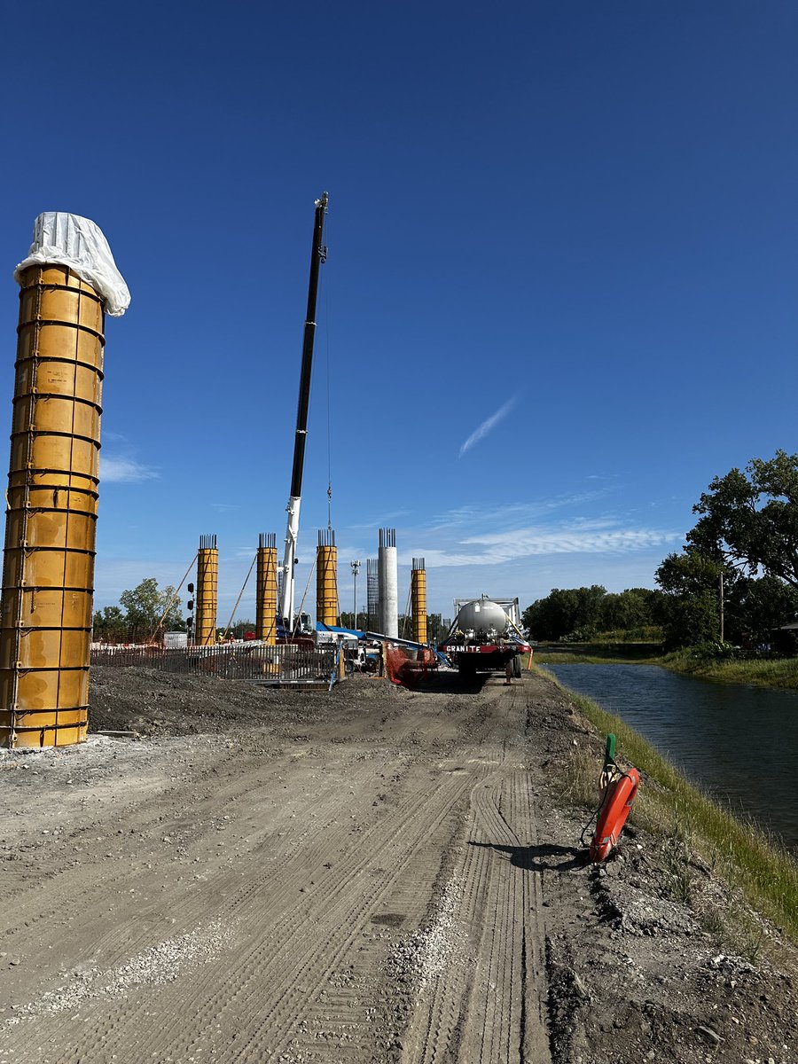 MidAmCarpenters's tweet image. Mid-America Carpenters with Granite Construction are framing piers for a rail flyover bridge. 
This project will eliminate the most congested rail chokepoint in the Chicago Terminal, Belt Junction, where 30 Metra and 90 freight trains cross each other’s paths every day. #MACRC