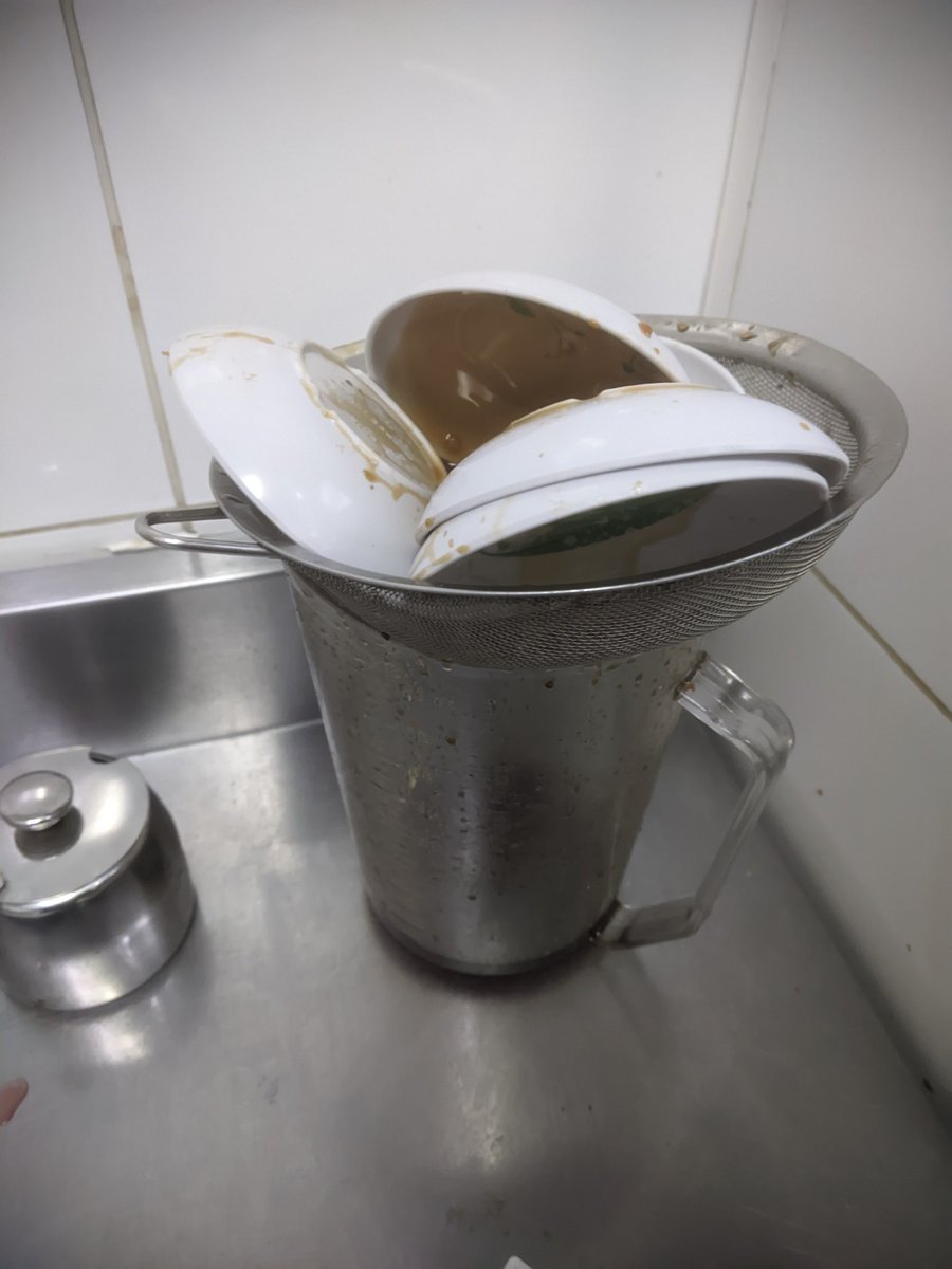 martillo1984's tweet photo. #funa @biobio #TierraBrava #GranHermanoCHV local de comida mall el trébol reutiliza la salsa agridulce que dejan los cliente #bbtvi @seremisalud8 @SeremiSaludRM https://t.co/GzPI4UzS0i