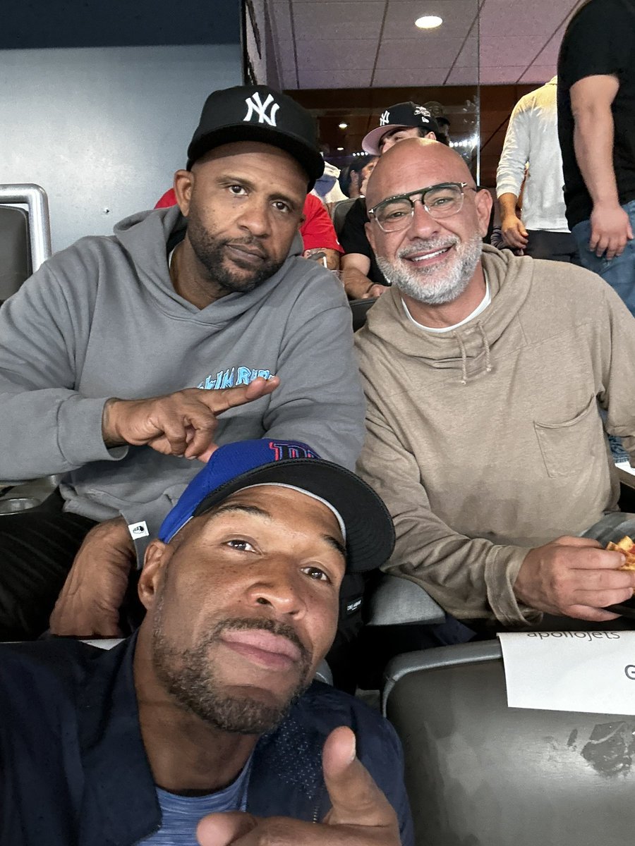 michaelstrahan's tweet photo. GREAT to be back at MetLife Stadium and of course had to say what up to my BROTHA, @LT_56! Let’s go @Giants !!! Let’s STOMP THEM OUT! 👊🏾 @CC_Sabathia @nickgagliano https://t.co/UfYOpSnUZs