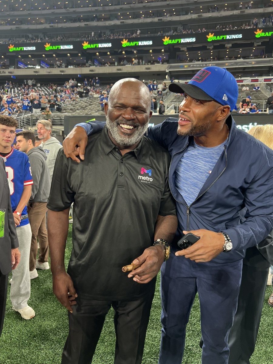 michaelstrahan's tweet photo. GREAT to be back at MetLife Stadium and of course had to say what up to my BROTHA, @LT_56! Let’s go @Giants !!! Let’s STOMP THEM OUT! 👊🏾 @CC_Sabathia @nickgagliano https://t.co/UfYOpSnUZs