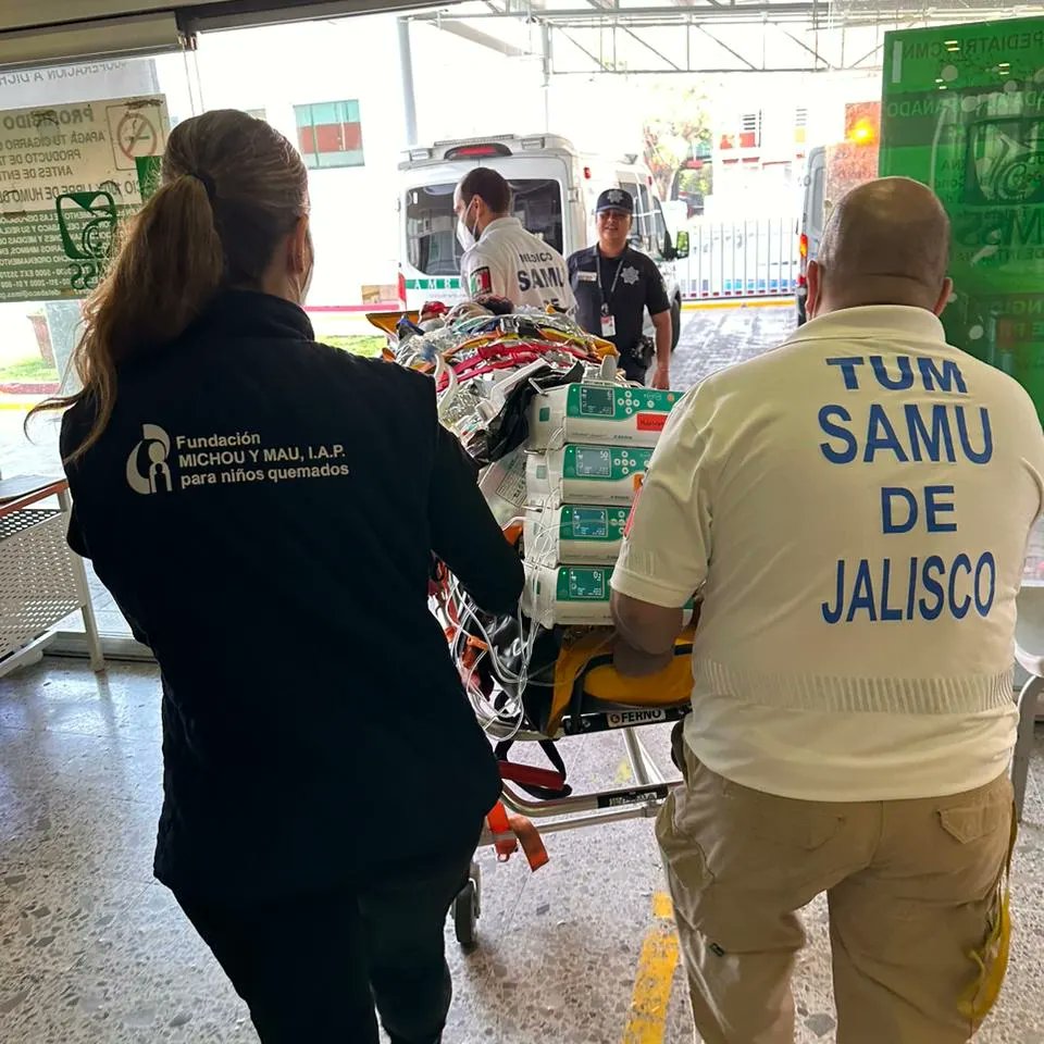michouymau's tweet photo. El día de ayer logramos el traslado de Andrea,de Jalisco,quien sufrió quemaduras tras la explosión de un tanque de gas.Gracias infinitas a @SAMUJalisco por el traslado terrestre y @shrinershosp donde recibirá atención gratuita #solosnopodemos #juntossilahacemos #notequemes https://t.co/JVmUsFoRD9