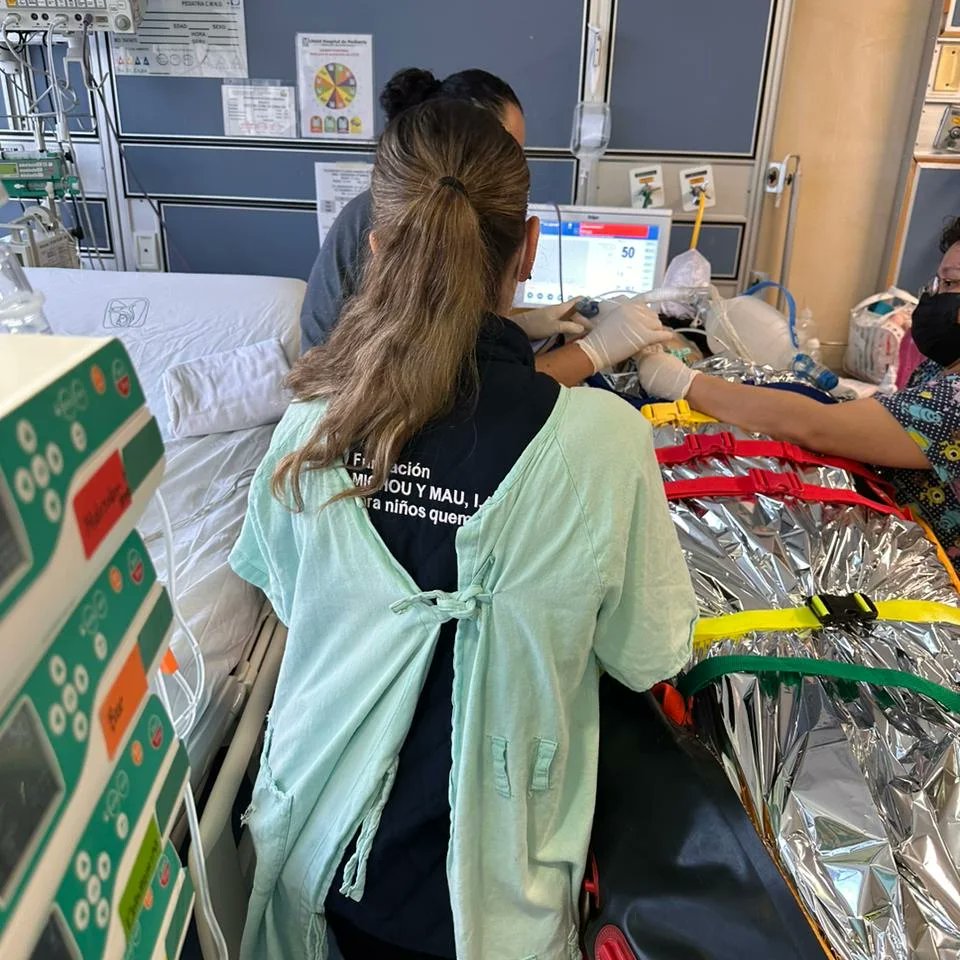 michouymau's tweet photo. El día de ayer logramos el traslado de Andrea,de Jalisco,quien sufrió quemaduras tras la explosión de un tanque de gas.Gracias infinitas a @SAMUJalisco por el traslado terrestre y @shrinershosp donde recibirá atención gratuita #solosnopodemos #juntossilahacemos #notequemes https://t.co/JVmUsFoRD9