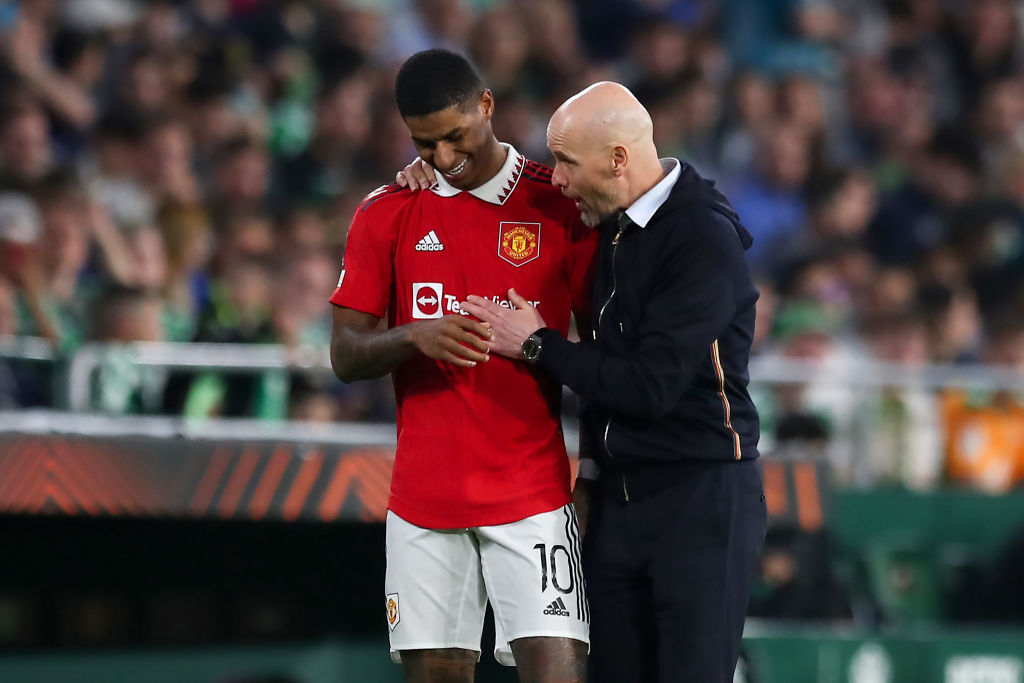 FabrizioRomano's tweet photo. 🔴 Ten Hag on Rashford's difficult moment: "If Marcus works hard and invests every day, with the right focus and if the team around him supplies and helps him with movement, then it will come".

"Rashford is a guy who's capable of scoring a goal in every single game, trust me". https://t.co/SxlDDHqZ4j