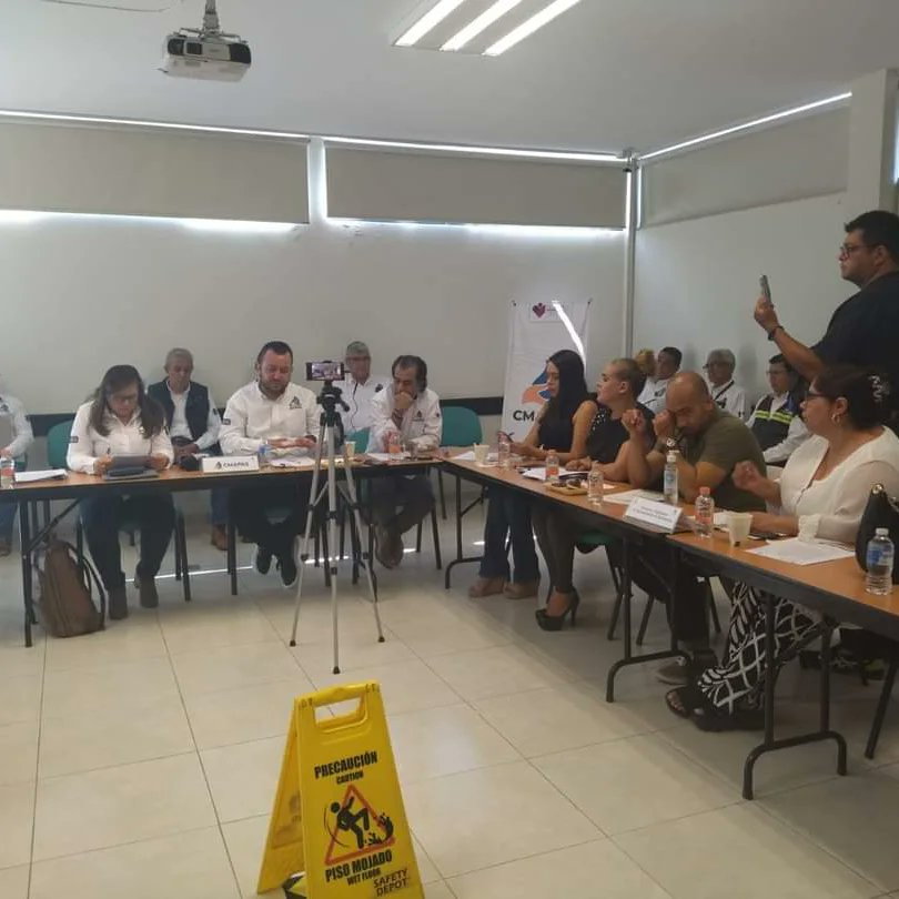 CMAPASsalamanca's tweet photo. Se llevó a cabo un mesa de trabajo encabezada por el Lic. Ulises Banda Coronado, Pdte.del Consejo Directivo acompañado de consejeros y gerentes del #CMAPAS, para solventar dudas sobre el proyecto de la potabilizadora de agua. https://t.co/BxAd4osbdr