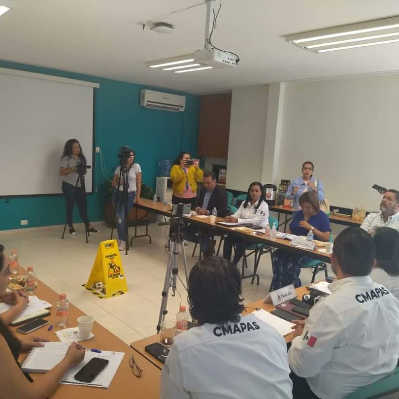 CMAPASsalamanca's tweet photo. Se llevó a cabo un mesa de trabajo encabezada por el Lic. Ulises Banda Coronado, Pdte.del Consejo Directivo acompañado de consejeros y gerentes del #CMAPAS, para solventar dudas sobre el proyecto de la potabilizadora de agua. https://t.co/BxAd4osbdr
