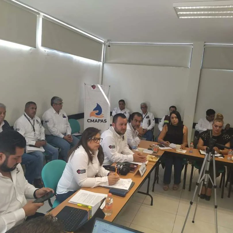 CMAPASsalamanca's tweet photo. Se llevó a cabo un mesa de trabajo encabezada por el Lic. Ulises Banda Coronado, Pdte.del Consejo Directivo acompañado de consejeros y gerentes del #CMAPAS, para solventar dudas sobre el proyecto de la potabilizadora de agua. https://t.co/BxAd4osbdr