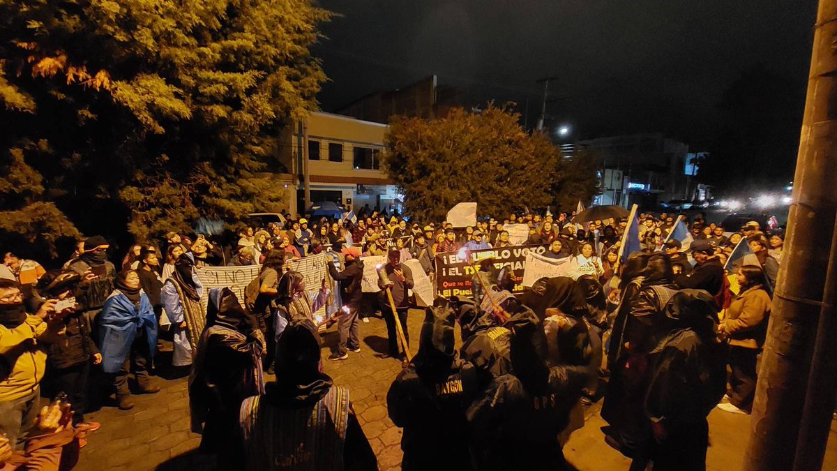 AgenciaOcote's tweet photo. 📍"Ahora somos sólo uno", dicen estudiantes universitarios que participan en el #ParoNacional. 

Hoy se unieron en Xela estudiantes de las universidades San Carlos, Landívar y Mariano para exigir la renuncia de la Fiscal General Consuelo Porras.

📸: @MJLongoBautista https://t.co/hzpoTOUAAM