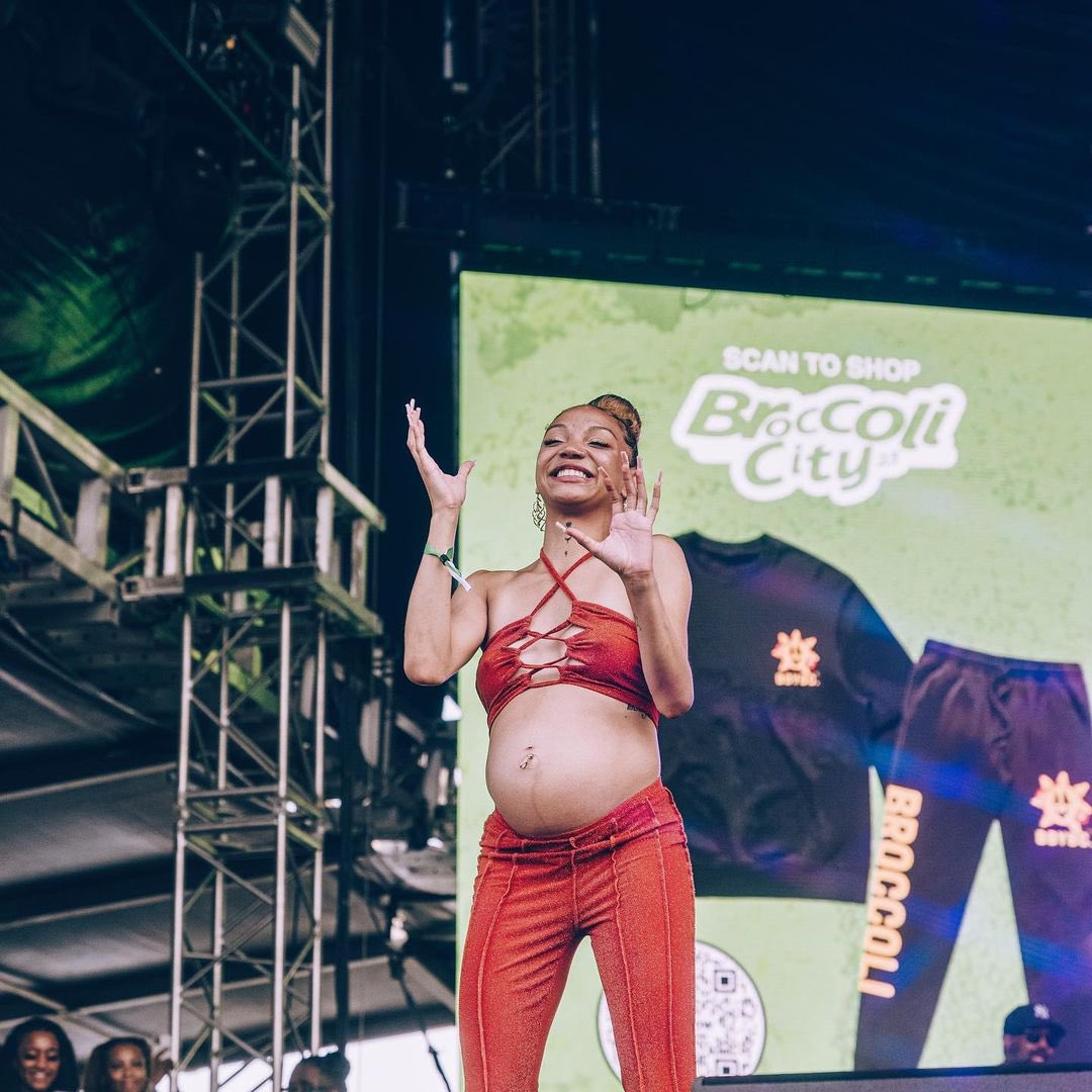 Showtime_Sound's tweet image. #MonitorMonday featuring 1 amazing #ASLinterpreter. Justina Miles did an awesome job signing this summer at #BroccoliCityFestival. Our Showtime team is proud to provide #festivalproduction for great events like this! #bcfest23
📸: @BroccoliCity @L_ACOUSTICS @VPCincBaltimore