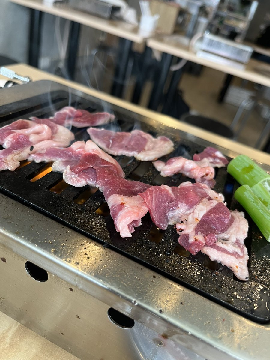 高円寺北口徒歩1分！路地裏にある安くて美味しい昔ながらの大衆焼肉。
名物ジンギスカンは280円、カルビもロースも550円！
特製の『きゃべつダレ』で食べるスタイルが大好評頂いてます。
平日19:00まではハッピーアワーで一部ドリンク150円です🐻

大衆焼肉コグマヤ高円寺
17:00〜23:00
03-5356-8690